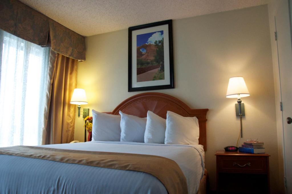 Barcelona Suites Albuquerque Room photo